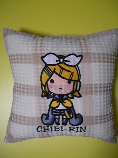 『ちびリン』 harutaroさんのイラストを元に、45cm×45cmのクッションに刺しゅうしました。