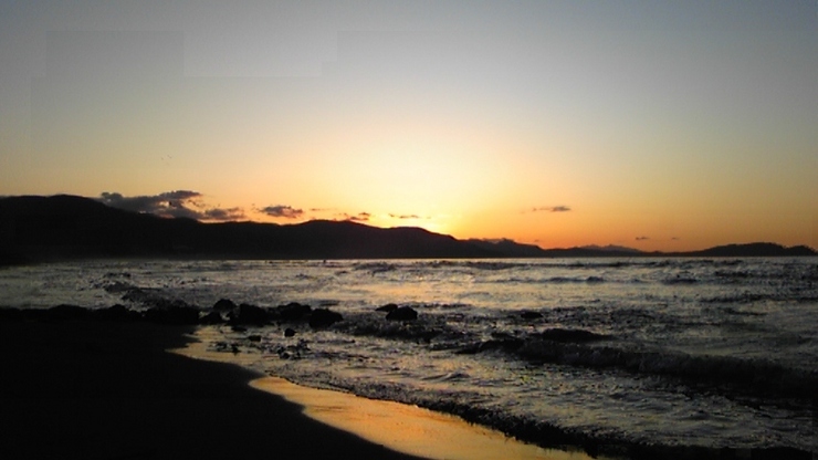 夕暮れの海辺