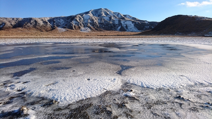 雪山の氷湖