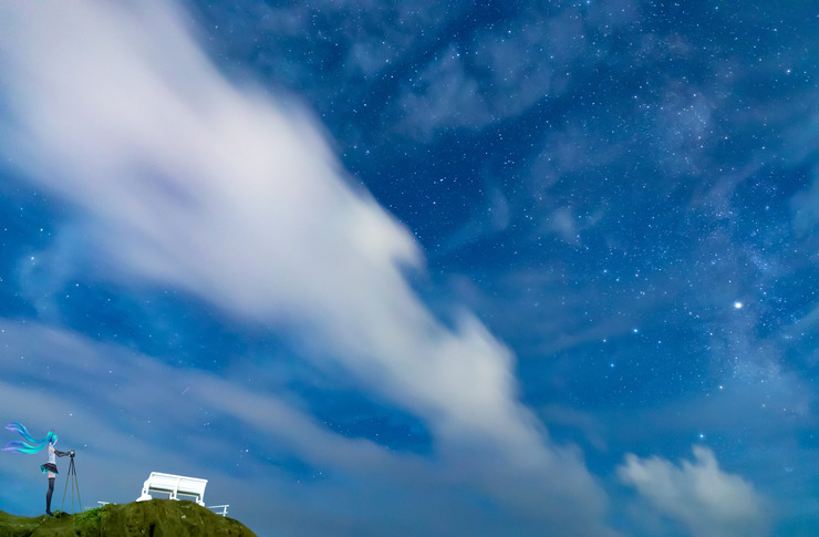 星が見えるベンチで撮影するミクさん