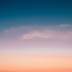 柔らかな色調で描かれた夕焼けの空