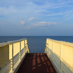 歩道橋から見える海