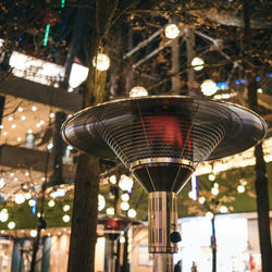 屋外に設置されたパラソルヒーター