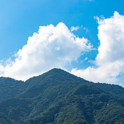 夏の山と雲