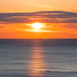 水平線に沈む夕日