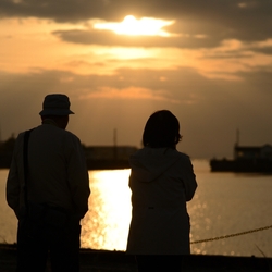 夕日と夫婦