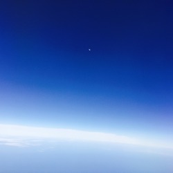 半月。機内より。